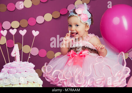 La bambina compleanno della ragazza era cosparsa in una torta. La prima torta. L'uso della prima torta. Smash torta. Foto Stock