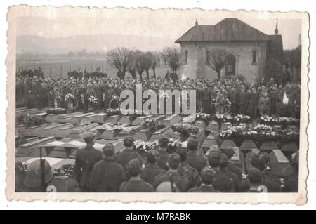 Sepoltura di massa, il funerale di truppe britanniche in un cimitero in Germania vicino a Leipzig nel febbraio 27th, 1945, durante la Seconda Guerra Mondiale, le fotografie sono tutte stampigliato sul retro con Stalag IV-un prigioniero di guerra Camp Foto Stock