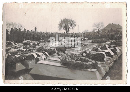 Sepoltura di massa, il funerale di truppe britanniche in un cimitero in Germania vicino a Leipzig nel febbraio 27th, 1945, durante la Seconda Guerra Mondiale, le fotografie sono tutte stampigliato sul retro con Stalag IV-un prigioniero di guerra Camp Foto Stock