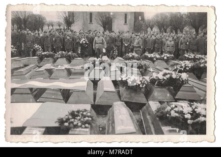 Sepoltura di massa, il funerale di truppe britanniche in un cimitero in Germania vicino a Leipzig nel febbraio 27th, 1945, durante la Seconda Guerra Mondiale, le fotografie sono tutte stampigliato sul retro con Stalag IV-un prigioniero di guerra Camp Foto Stock