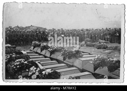 Sepoltura di massa, il funerale di truppe britanniche in un cimitero in Germania vicino a Leipzig nel febbraio 27th, 1945, durante la Seconda Guerra Mondiale, le fotografie sono tutte stampigliato sul retro con Stalag IV-un prigioniero di guerra Camp Foto Stock