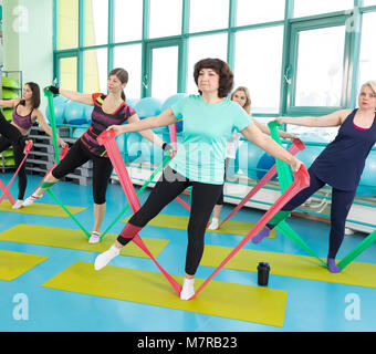 Le donne facendo palestra esercizi usando lattice di bande di fitness Foto Stock