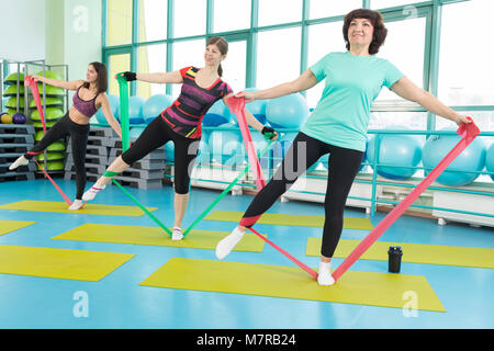 Le donne facendo palestra esercizi usando lattice di bande di fitness Foto Stock