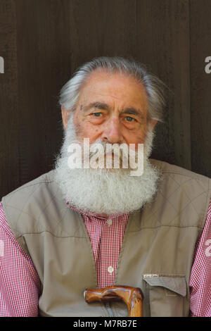 66/5000 uomo italiano con grande barba è seduta su una panchina in Orvieto, Italia Foto Stock