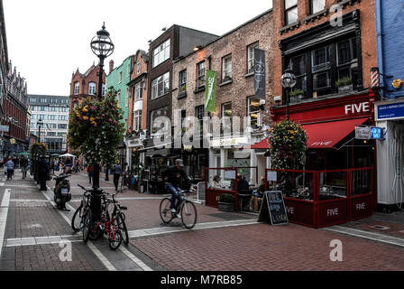 Una strada pedonale laterale costeggiata da ristoranti, caffetterie, bar e bistrot vicino a Grafton Street a Dublino, Irlanda del Sud Foto Stock