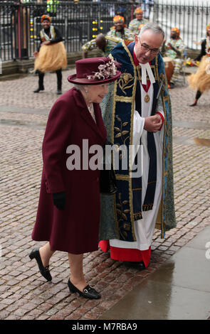 La regina Elisabetta II con il Dr John Hall, il Decano di Westminster come lei arriva per il Commonwealth servizio presso l'Abbazia di Westminster, Londra. Foto Stock