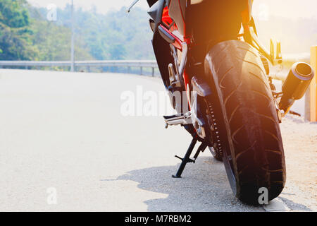 Un moto parcheggio sulla strada sul lato destro e copia di spazio per il testo. Foto Stock