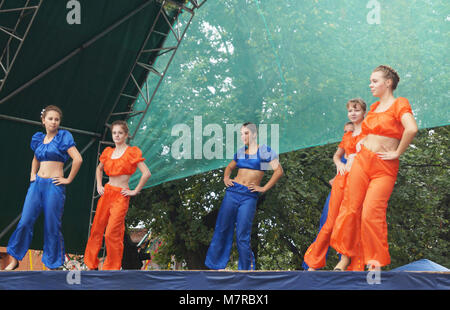 Mstyora,Russia-August 16,2014: giovani ragazze danza sulla scena al giorno della città Foto Stock