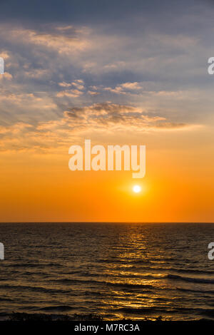 Bel giallo tramonto sul mare Adriatico in Italia , in Europa Foto Stock