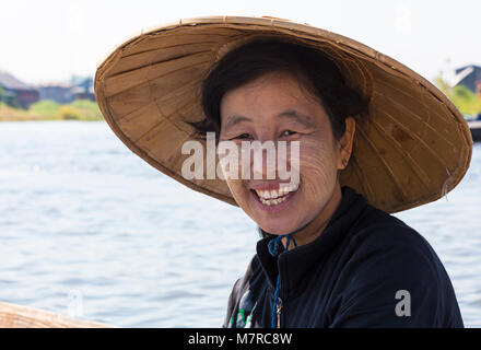 Titolare di una bancarella di mercato a Nam Pan mercato di cinque giorni, Lago Inle, Stato Shan, Myanmar (Birmania), Asia nel mese di febbraio Foto Stock