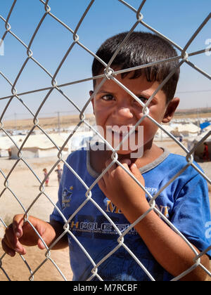 Bambino curdo in Hasansham Refugee Camp per Persone Internamente Sfollate (IDP) da Mosul vicino a Erbil, nel nord Iraq, Kurdistan Foto Stock