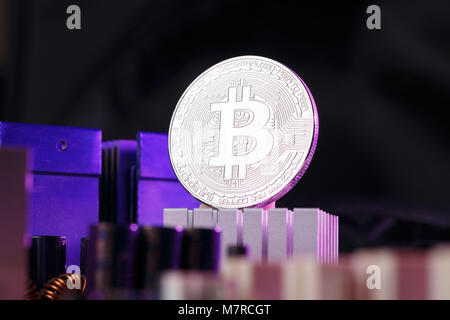 Immagine della moneta crypto, bitcoin e processore su sfondo rosa Foto Stock