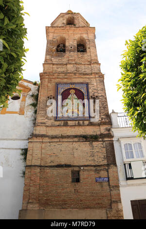 Vecchia torre campanaria decorati con mattonelle con l immagine della Vergine Maria di Ntra. Sra. de la Paz, nella città di Medina Sidonia, Spagna Foto Stock