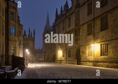 La Libreria di Bodleian e Radcliffe Camera in Catte street nella neve la mattina presto prima dell'alba. Oxford, Oxfordshire, Inghilterra Foto Stock