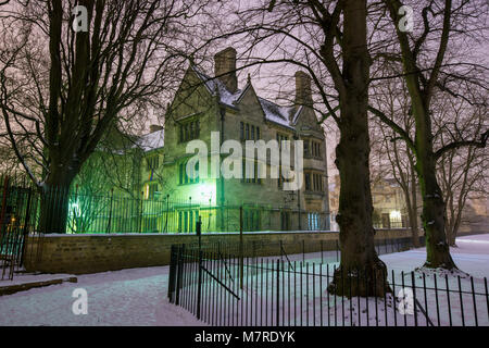 Merton College edificio da merton a piedi nella neve la mattina presto prima dell'alba. Oxford, Oxfordshire, Inghilterra Foto Stock