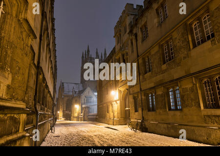 Il Corpus Christi College di Merton Street nella neve la mattina presto prima dell'alba. Oxford, Oxfordshire, Inghilterra Foto Stock