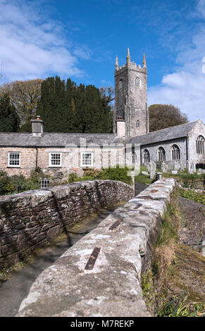 Chiesa e cottages nel villaggio di Altarnun, Cornwall, Inghilterra Foto Stock