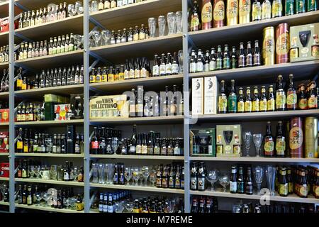 Scaffali di molti un assortimento di birre belghe in un negozio di vendita al dettaglio in Bruges Belgio Europa Foto Stock