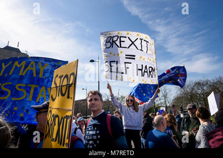 Una folla di sostenitori dell'UE tenendo anti-Brexit cartelloni e sventolando bandiere dell'UE durante la Unite per l'Europa marzo - anti-Brexit protesta a Londra, Regno Unito. Foto Stock