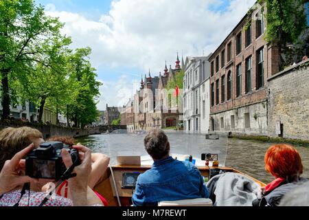 Il canale Groenerei nel centro della città di Bruges Belgio unione Foto Stock