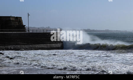 Grande tempesta onde raggiungere una struttura di frangionde in un molo di Costa Atlantica. Cascais Portogallo Foto Stock