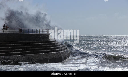 Grande tempesta onde raggiungere una struttura di frangionde in un molo di Costa Atlantica. Cascais Portogallo Foto Stock