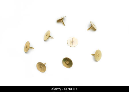 Piccola raccolta di 4 ottone Thumbtacks su sfondo bianco Foto Stock