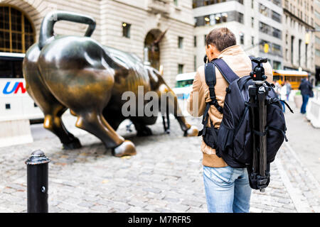 La città di New York, Stati Uniti d'America - 30 Ottobre 2017: dalla borsa di Wall Street metallo carica di Bull in NYC inferiore di Manhattan financial district downtown, persone perso Foto Stock