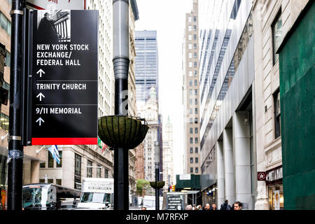La città di New York, Stati Uniti d'America - 30 Ottobre 2017: dalla borsa di Wall Street edificio segno, 9/11 memorial, Trinity Church di Manhattan NYC finanziario inferiore distri Foto Stock