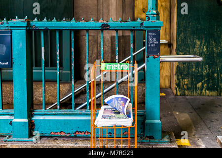 La città di New York, Stati Uniti d'America - 30 Ottobre 2017: Broadway St da Wall Street Subway entrata della metropolitana uscire con free magazine ufficiale a New York Manhattan financi inferiore Foto Stock