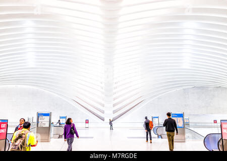 La città di New York, Stati Uniti d'America - 30 Ottobre 2017: persone nell'occhio il trasporto hub al World Trade Center di New York la stazione della metropolitana, commutare, New Jersey percorso trai Foto Stock