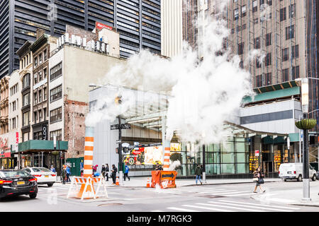 La città di New York, Stati Uniti d'America - 30 Ottobre 2017: la gente camminare su Broadway St da Wall Street a New York Manhattan inferiore distretto finanziario del centro di fumo, vapore co Foto Stock