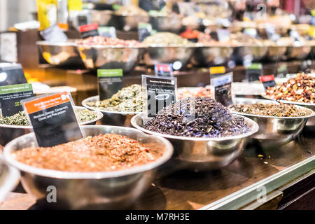 Vista dettagliata del nero tè alle erbe aromatiche spezie sul display nel recipiente metallico vaschetta riempita con impasti, segni Foto Stock