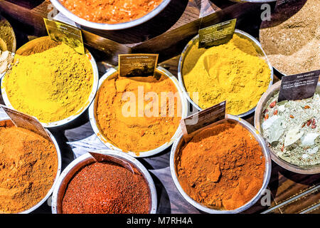 Molte spezie laici piatta vista dall'alto in basso sul display in ciotole vassoi riempiti con erbe aromatiche, segni, curry, curcuma, mix su scaffali in negozio bazaar Foto Stock