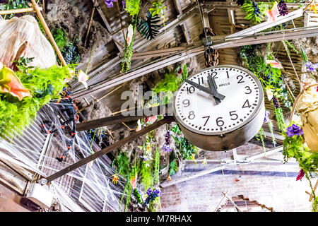 La città di New York, Stati Uniti d'America - 30 Ottobre 2017: mercato negozio alimentari interno interno nel centro cittadino inferiore quartiere di Chelsea District di Manhattan NYC, orologio tempo di guardare Foto Stock