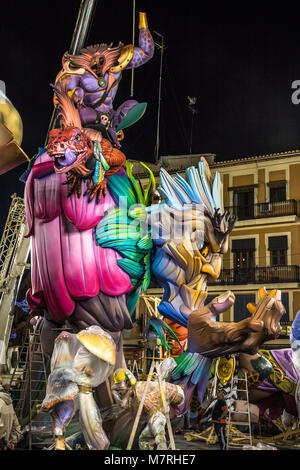 VALENCIA, Spagna - 3/12/2018: ampio riprese di numerosi ninots essendo costruito di notte per Fallas Foto Stock