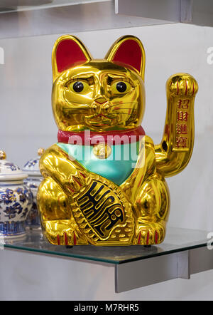 Un Cinese Lucky Cat in vendita presso Pearl River, un Cinese department store su Broadway in Lower Manhattan, New York City Foto Stock