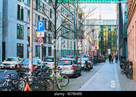 Berlino, Germania - 13 dicembre 2017: Street con edifici governativi e biciclette nel centro di Mitte di Berlino, Germania Foto Stock