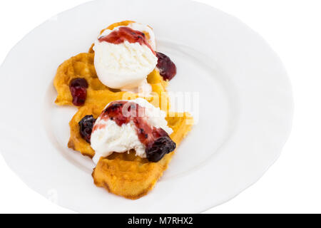 Piastra di cialde belghe con gelato e marmellata su sfondo bianco. Foto Stock