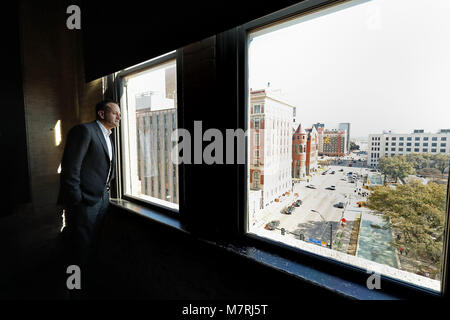 Taoiseach Leo Varadkar guarda fuori del 7° piano della finestra di Dallas County Administration Building in Dealey Plaza, centro di Dallas, un pavimento al di sopra del punto di osservazione dell'assassinio di John F. Kennedy il 22 novembre 1963, poi noto come il Texas School Book Depository, come parte della sua visita negli Stati Uniti. Foto Stock