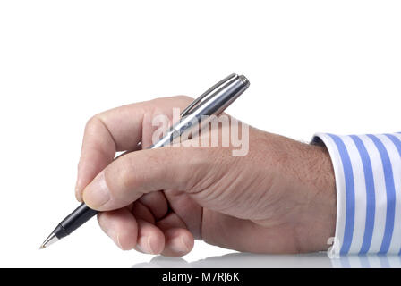 In acciaio inossidabile classica con penna a sfera trattenuto in una posizione di scrittura da un maschio dell'esecutivo canto isolato su uno sfondo bianco. Foto Stock