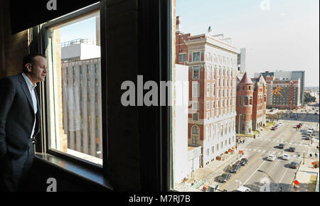 Taoiseach Leo Varadkar guarda fuori del 7° piano della finestra di Dallas County Administration Building in Dealey Plaza, centro di Dallas, un piano sopra primario della scena del crimine per il 1963 JFK riprese dopo una prova di un cecchino è stato trovato al sesto piano, poi noto come il Texas School Book Depository, come parte della sua visita negli Stati Uniti. Foto Stock