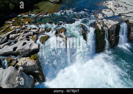 Maruia cade e Maruia River, nei pressi di Murchison, Tasman District, South Island, in Nuova Zelanda - antenna fuco Foto Stock