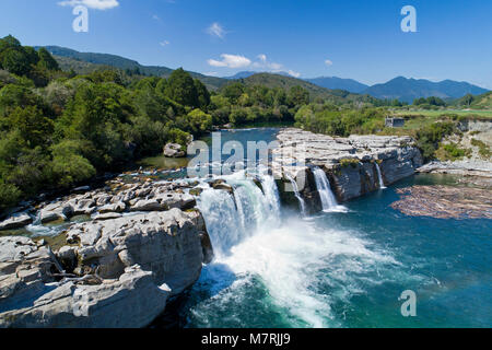 Maruia cade e Maruia River, nei pressi di Murchison, Tasman District, South Island, in Nuova Zelanda - antenna fuco Foto Stock