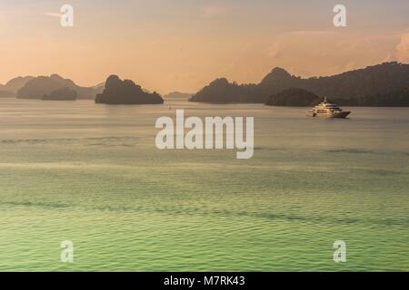 Uno yacht è visto la navigazione dello stretto di Malacca tra gli isolotti dell'arcipelago di Langkawi malaysia Foto Stock