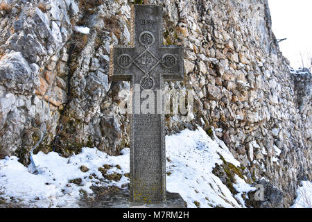 Bran, Romania. Febbraio 4, 2017. Croce di fronte al Castello di Bran (Castelul Bran), comunemente noto come 'Dracula Castello dell' Foto Stock