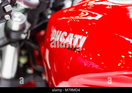 Nonthaburi Thailandia:- Dicembre 8, 2017: Closeup - Logo 'DUCATI" rosso motociclo Ducati Monster a International Motor Show 2017 - Nonthaburi, Tailandia Foto Stock