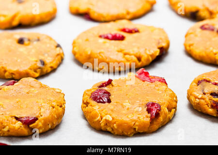 In casa la zucca i cookie su un vassoio Foto Stock