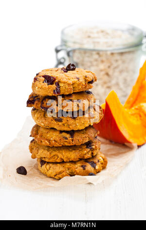 In casa di zucca e i cookie di colore arancione su sfondo bianco Foto Stock