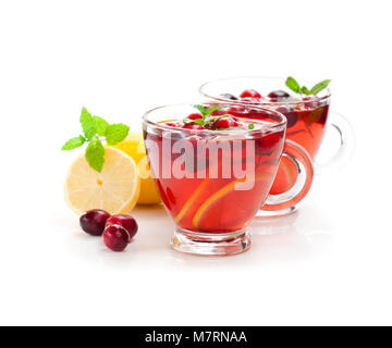 Frutta rossa tè con limone e cranberry isolati su sfondo bianco Foto Stock